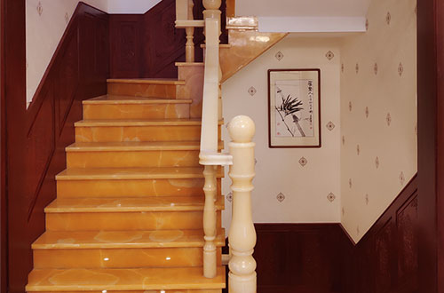 提蒙乡中式别墅室内汉白玉石楼梯的定制安装装饰效果